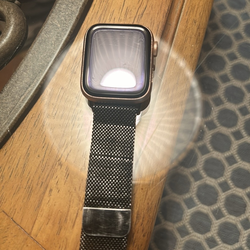 IWatch Series 5 Rose Gold 40mm - With Stainless Steel Mesh Loop Magnetic Band - Picture 2 of 3